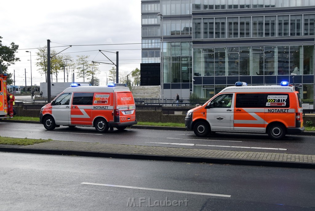 Einsatz BF RTW und 2 NEF Koeln Deutz Deutzer Freiheit P13.JPG - Miklos Laubert